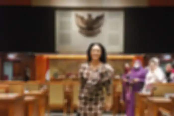 Foto Krisdayanti langsung digeruduk gegara blak-blakan bongkar gaji anggota DPR. Tjahjo Kumolo sampai buka isi dompetnya.
