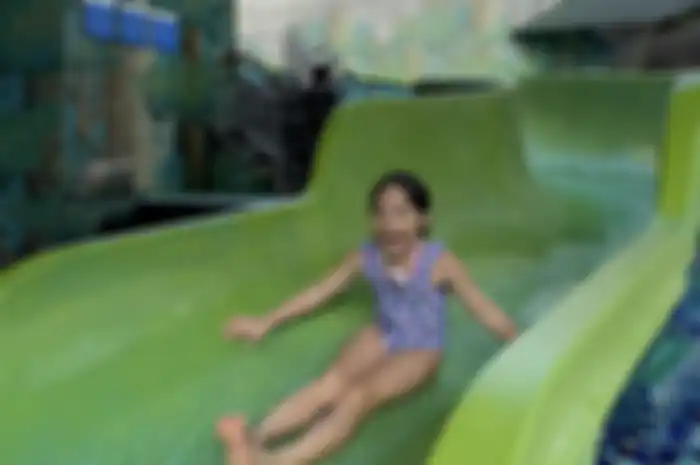 Gempi punya kebiasaan begini saat nyemplung ke kolam renang. Foto Gisel liburan di Bali curi perhatian. 