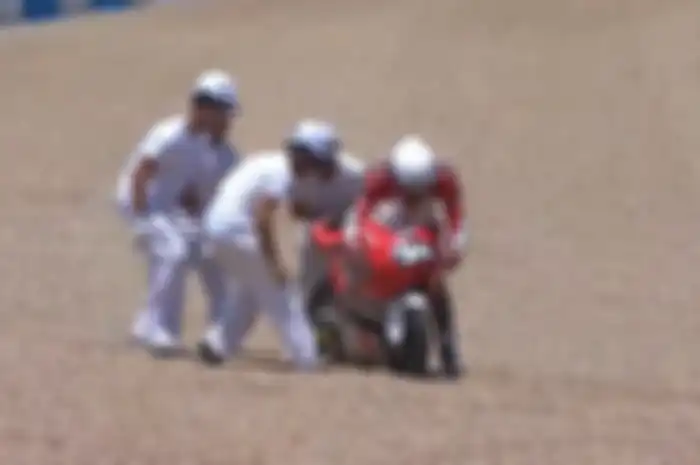 Pembalap Indonesia Fadillah Arbi Aditama mengalami crash di Race 2 FIM JuniorGP Moto3 2022 di sirkuit Jerez