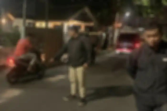 Pria yang menusuk ibu dan anak di Bekasi sudah ditangkap polisi. Foto tampangnya terekam dalam kamera video milik warga.