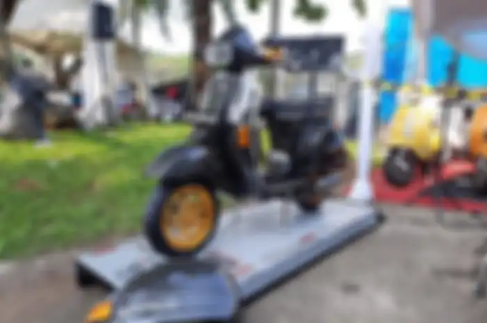 Modifikasi Vespa Excel 200 full carbon di kompetisi modifikasi Vespa klasik The Brotos Vespa Race, Minggu (3/7/2022)