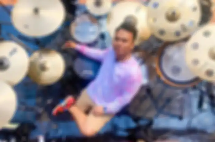 Yoiqball jadi additional drummer Dewa 19 pas manggung di Padang