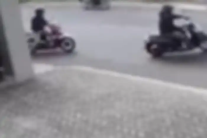 Dua maling motor menggasak Honda Scoopy, sementara Honda BeAT pelaku tertinggal di Kafe