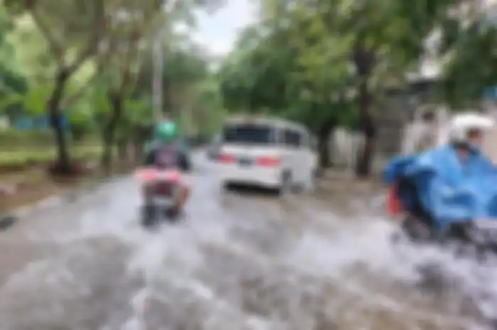 Ilustrasi. Wilayah Jabodetabek berpotensi banjir di awal Desember, pengendara motor waspada.