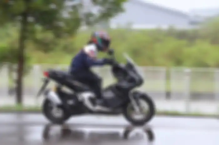 Foto ilustrasi. Perbandingan biaya bensin Honda ADV 160 pakai Pertalite dan Pertamax selama setahun, segini selisihnya.
