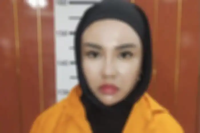 Nama asli Medina Zein terbongkar saat menjalani pemeriksaan di rutan Polda Metro Jaya. Foto terkininya pakai baju tahanan disebarkan.