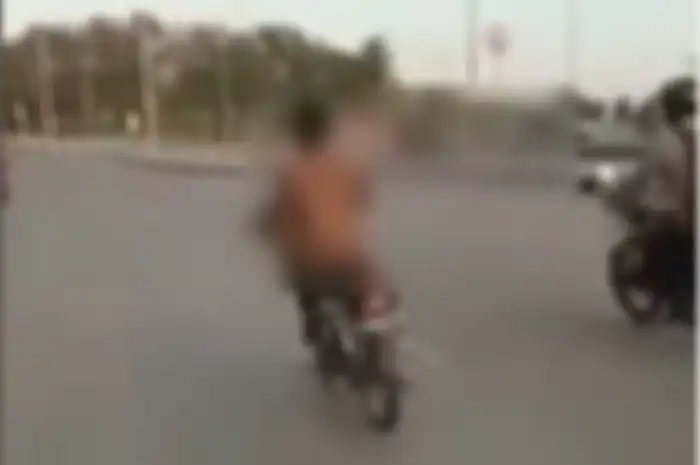 Heboh video seorang pemuda naik motor telanjang di jalan Pantura Batang, netizen langsung keheranan.