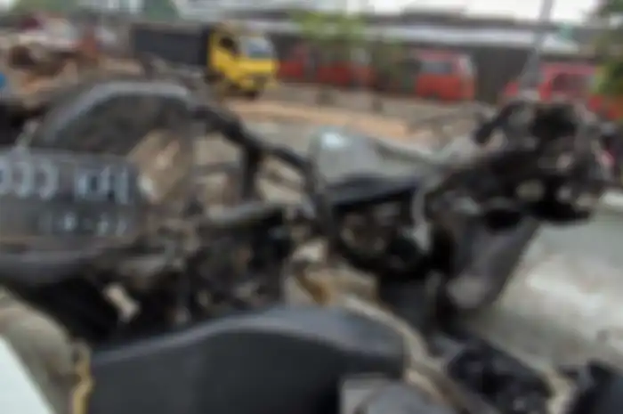 Honda BeAT tertabrak kereta api setelah menerobos perlintasan sebidang ilegal di Bekasi