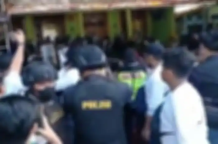 Bechi anak kiai Jombang dapat duit berlimpah dari sini setiap bulan. Pantas bisa kerahkan simpatisan dari Lampung buat hadang polisi.