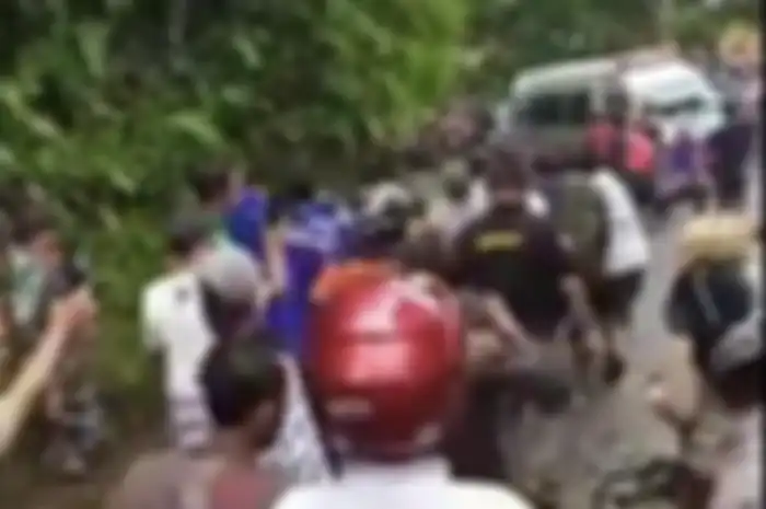 Gempa bumi yang terjadi hari ini berpusat di laut 171 km barat daya Lumajang di kedalaman 10 km. Warga trauma gempa tahun lalu.