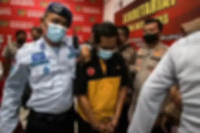 Bechi yang mewarisi Ponpes Shiddiqiyyah Jombang menyinggung peran mantan istri ayahnya. Dia akhirnya menyerah ke polisi. 