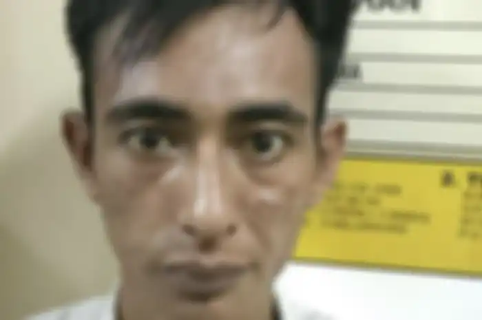 Aksi keji bandar narkoba yang berniat beri pelajaran ke teman sindikatnya malah dibongkar polisi. Begini foto tampang pelaku di kantor polisi.