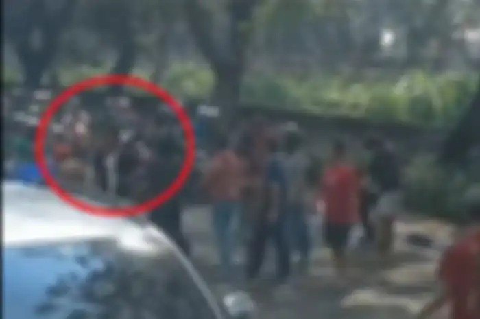 Aksi debt collector yang mau tarik paksa motor di jalan berujung diamuk massa