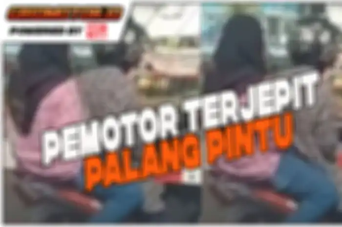 Pemotor Honda Beat pasrah terjepit palang pintu kereta api menunggu hingga palang pintu kereta api mengangkat sendiri.