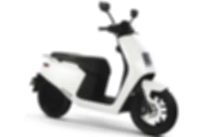 Setara motor matic 125 cc, motor listrik Lvneng asal Cina ini punya bagasi yang bisa muat helm loh!
