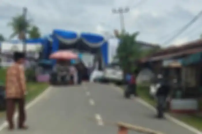 Hajatan di tengah jalan bikin macet, tuan rumah bisa kena denda Rp24 juta atau penjara selama 1 tahun.