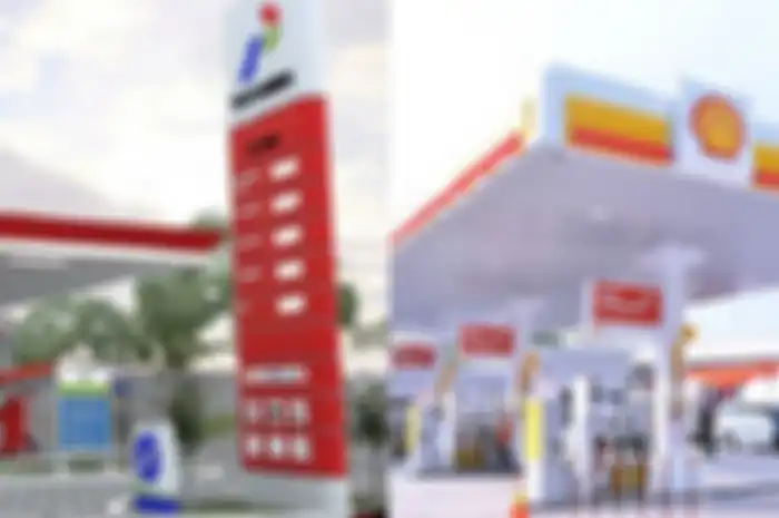 Ilustrasi SPBU Pertamina (kiri) dan Shell (kanan). Harga bensin Pertamina dan Shell alami kenaikan Juli 2022.