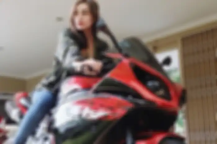 Potret Nora Alexandra naik motor Yamaha R1.