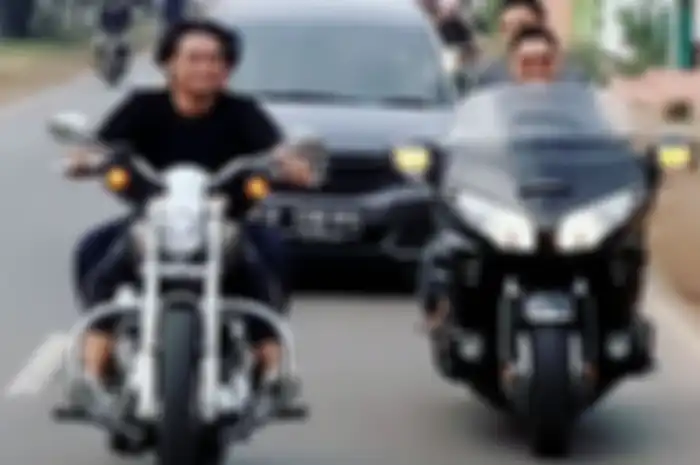 Aksi Charly Van Houten Naik Moge Harley-Davison Tanpa Menggunakan Helm