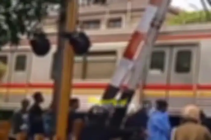 Tangkapan Layar Instagram @merekamjakarta, suasana pasca pemotor tersambar kereta di Bintaro, Kereta sempat berhenti beroperasi