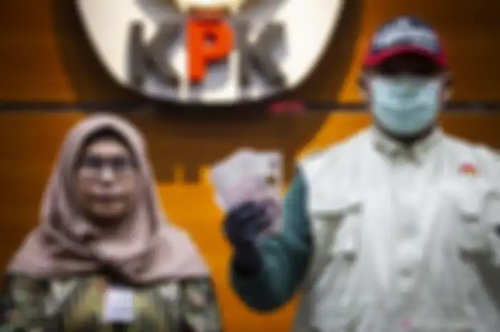Lili Pintauli Siregar (kiri) mundur dari jabatan wakil ketua KPK karena temuan gratifikasi tiket MotoGP 2022