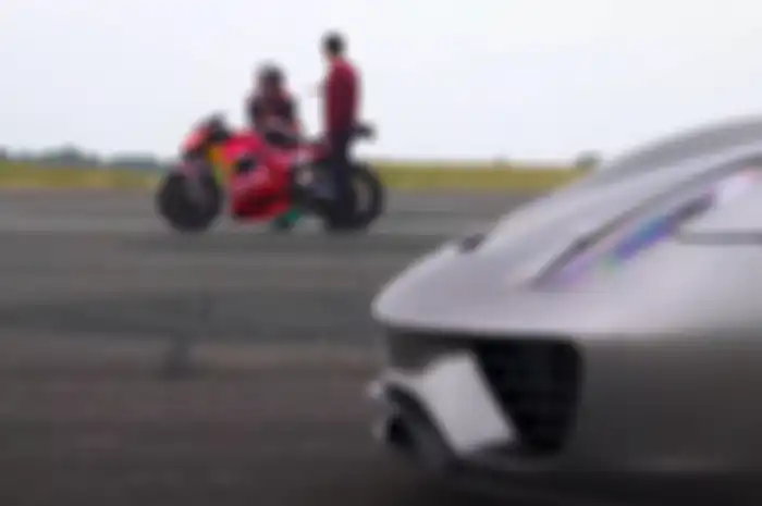 Video drag race antara Dani Pedrosa naik motor MotoGP KTM RC16 dengan Porsche 918 Spyder
