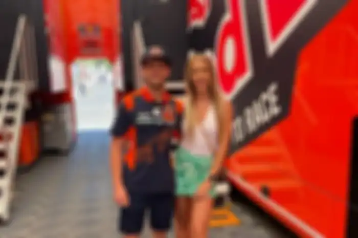 Brad Binder resmi bertunangan dengan kekasihnya Courtney Renniers.