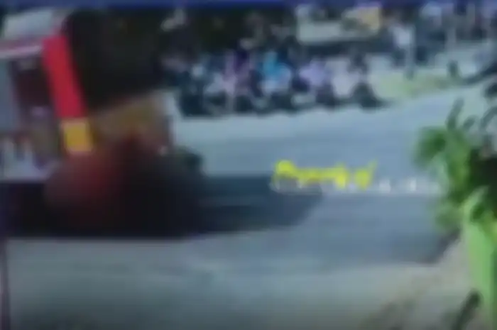 Video detik-detik driver ojol tewas tersambar kereta api di Bumi Bintaro Permai, Pesanggrahan, Jakarta Selatan, pada Senin (11/7/2022) siang.