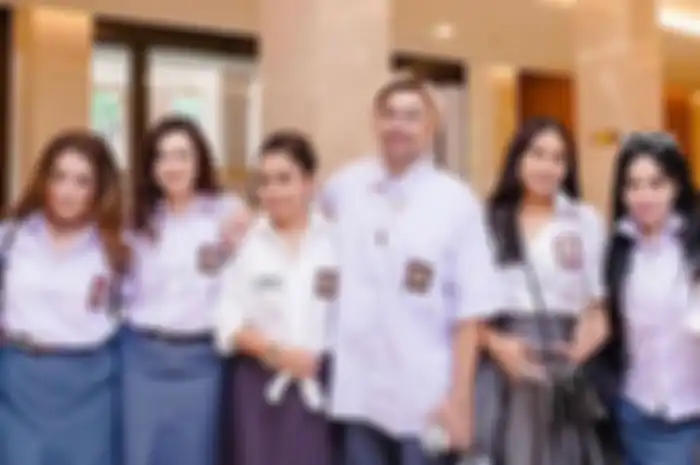 Brotoseno suami Tata Janeeta resmi dipecat Polri. Saat suaminya dipecat, Tata Janeeta minta maaf sembari pamer foto hura-hura bareng Mayangsari.