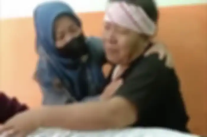 Brigadir Yosua yang sibuk melayani istri Kadiv Propam Polri sampai belum sempat memenuhi permintaan keluarga. Ibunya terus menangis.
