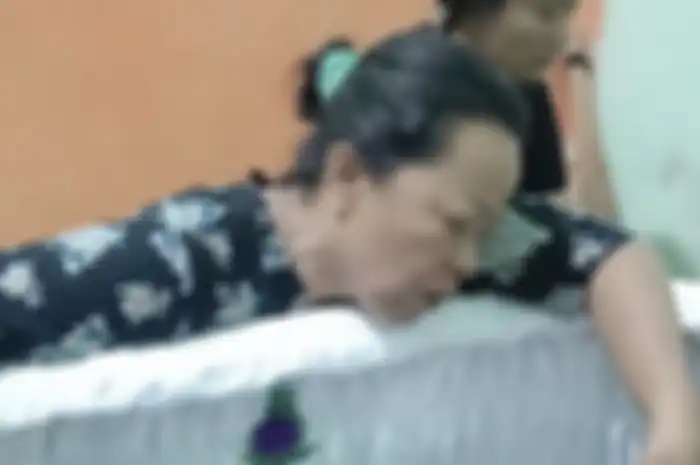 Ternyata begini alasan Brigadir Yosua sengaja simpan rahasia dari keluarga. Rahasia itu baru terungkap usai kekasihnya datang melayat.
