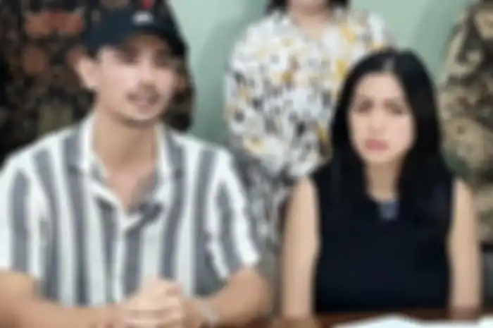 Jessica Iskandar didampingi Vincent Verhaag dalam jumpa persnya di kantor pengacara Elza Syarief, kawasan Menteng, Jakarta Pusat, Kamis (14/7/2022)