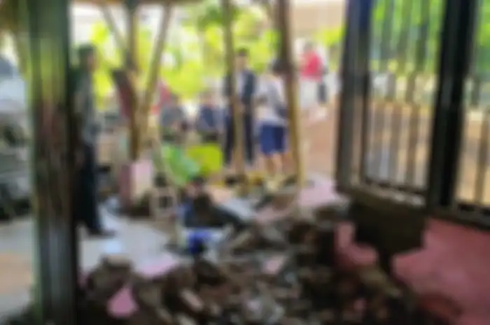 Sebuah mobil pickup tabrak rumah warga hingga hancur di Majalengka, tiga motor ikut terseret sampai rusak berat.