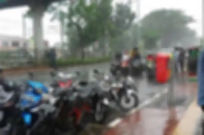 Ilustrasi hujan di Jakarta. Prakiraan cuaca Jakarta 17 Juli akan hujan disertai angin dan petir, siapkan jas hujan.