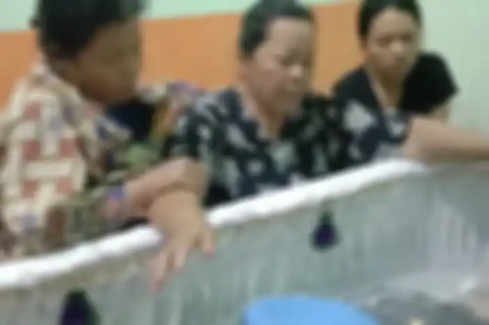 Para wanita ini disebut nekat membuka baju Brigadir Yosua ketika polisi lengah. Wanita syok temukan banyak luka sayatan dan jahitan.