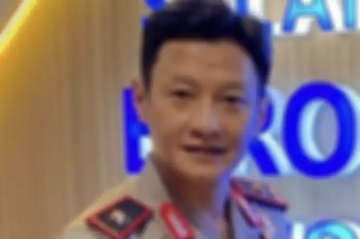 Sosok petinggi Polri yang bertemu ayah Brigadir Yosua di rumah duka terungkap. Brigjen Hendra Kurniawan ungkap hal sensitif ini. 