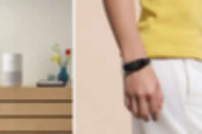 Xiaomi Indonesia resmi hadirkan Xiaomi Smart Air Purifier 4 Compact (kiri) dan Xiaomi Band 7 (kanan) 