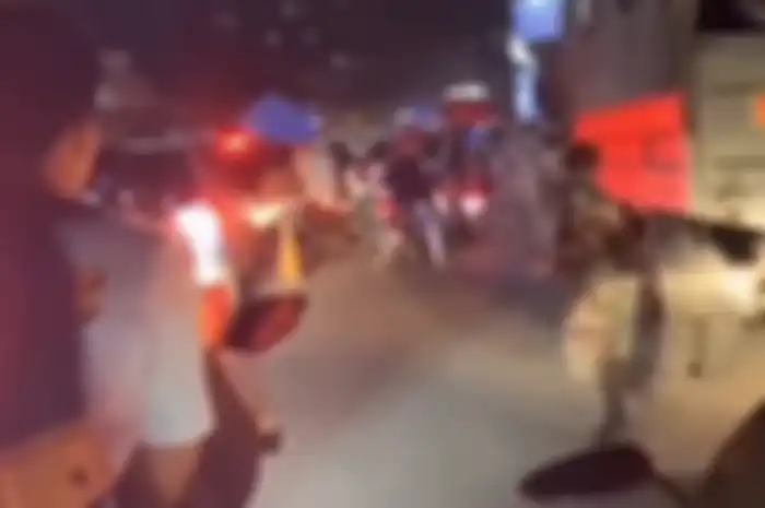 Pemotor tegang, video puluhan anggota TNI grebek sopir angkot yang nekat keroyok temannya.