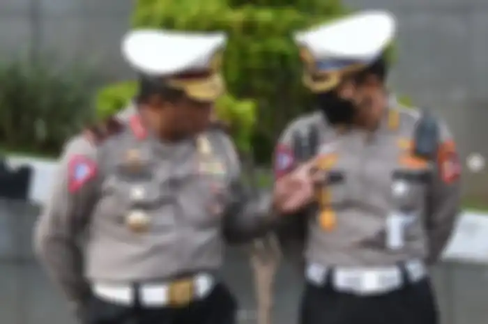 Seragam lama Polantas (kiri) dan yang baru (kanan).