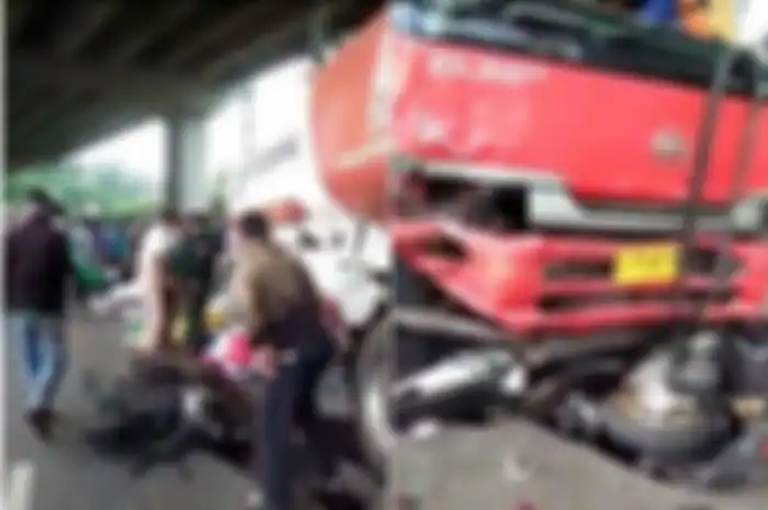 Truk tangki rem blong tewaskan 10 pemotor di jalan alternatif Cibubur arah Cileungsi, Bekasi, Jawa Barat, Senin (18/7/2022).