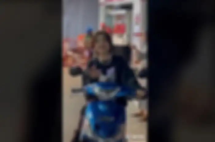 Jeje Slebew namanya makin berkibar seiring viralnya SCBD (Fashion Week) bersama Bonge, sempat terciduk naik Yamaha Mio isi bensin di SPBU Pertamina.
