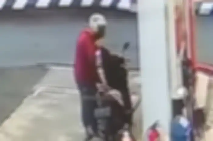 Pengendara motor mencuri Pertamax di SPBU