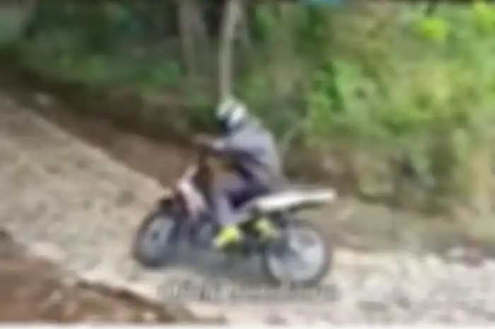 Unik banget nih tukang ojek gunung naik motor modifikasi ala trail, bikers pernah coba?