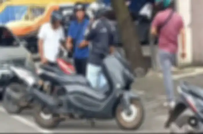 Ilustrasi debt collector kabur sedang merampas motor kredit didatangi mobil patroli polisi 