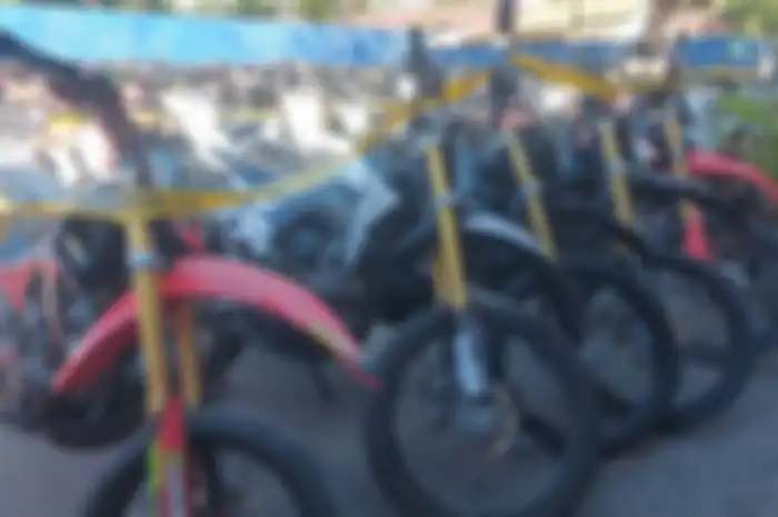 Ratusan motor dengan pelanggaran menggunakan knalpot brong disita polis di NTT.