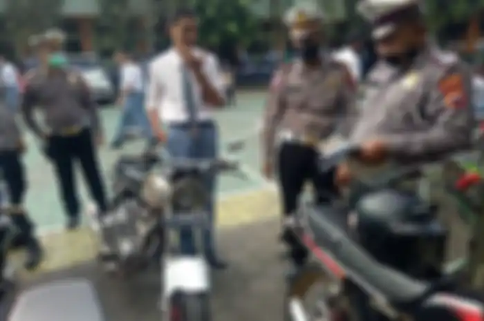 Karena gunakan knalpot brong, belasan pelajar SMK dapat tilang di dalam Sekolah