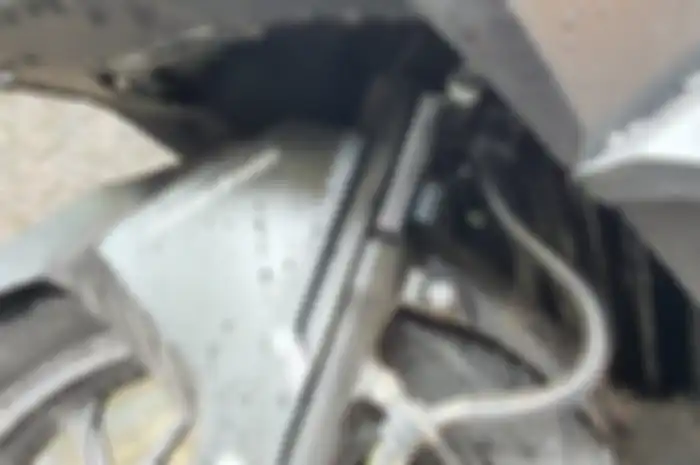 Kondisi sokbreker depan kotor. Awas sokbreker depan motor bisa rusak saat musim hujan. Mekanik jelaskan sebabnya.