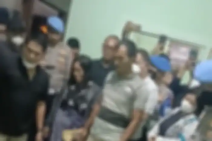 Rombongan petinggi Polri Brigjen Hendra Kurniawan masuk rumah keluarga Brigadir Yosua tanpa copot alas kaki. Begini foto buktinya.