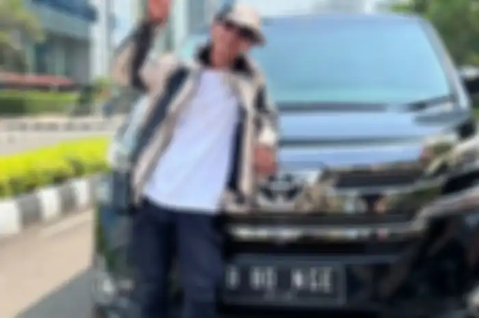 Bonge ikon SCBD alias Citayam Fashion Week pamer mobil Toyota Vellfire B 80 NGE, biaya plat nomor cantik milik Bonge bikin penasaran.