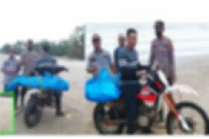 Prosese evakuasi jasad tanpa identitas dengan menggunakan motor trail. 